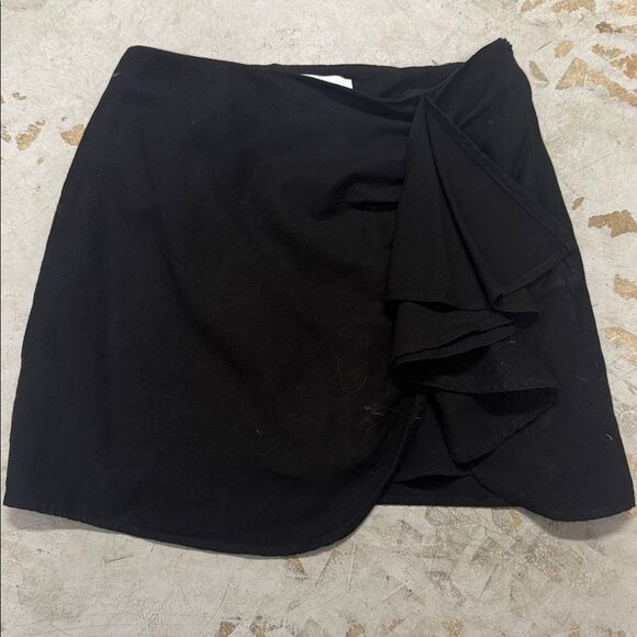 MABLE Black Mini Skirt with Ruffle Detail Zip Up Side Size Medium - LIKE NEW